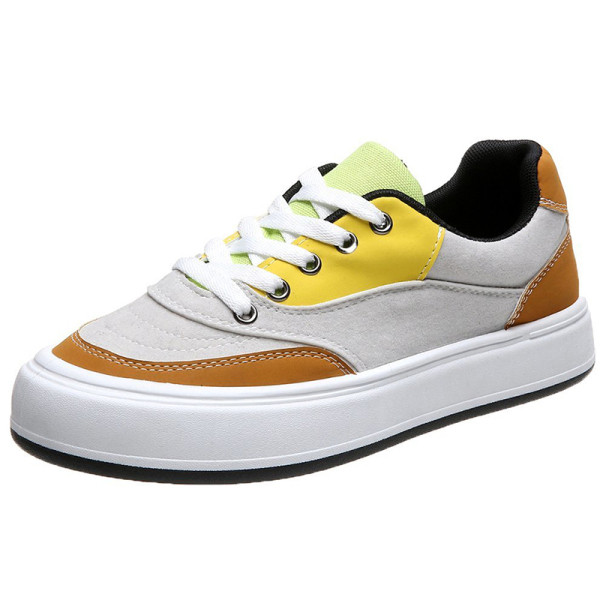 Vabaaja tossud tasasel ja paeltega tallal