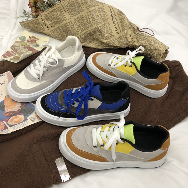 Vabaaja tossud tasasel ja paeltega tallal