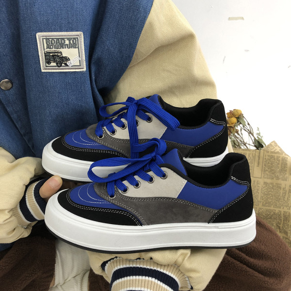 Vabaaja tossud tasasel ja paeltega tallal