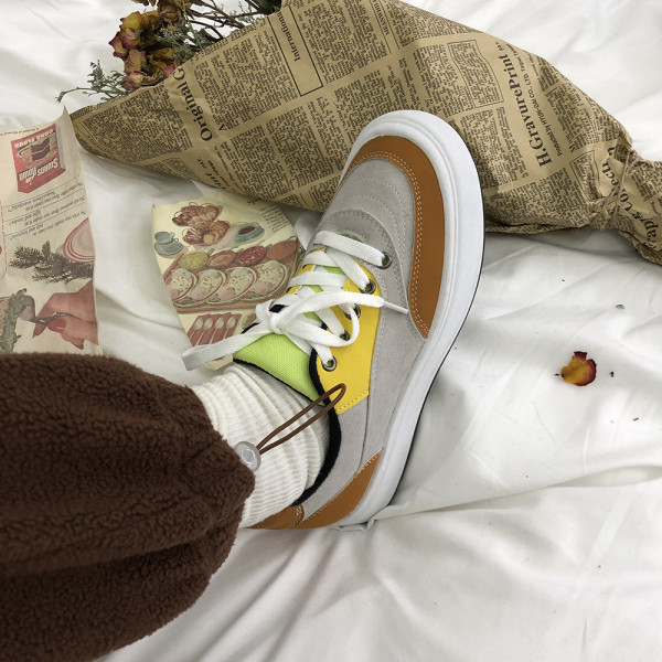 Vabaaja tossud tasasel ja paeltega tallal