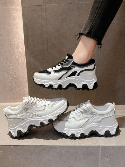 Γυναικεία αθλητικά παπούτσια με τραχιά σόλα σε λευκό και μαύρο χρώμα