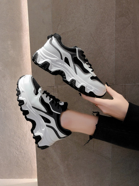 Valge ja musta värvi krobelise tallaga naiste vabaaja tossud