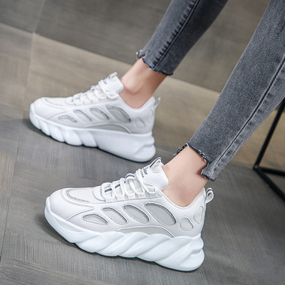 Adidași moderni de damă cu talpă aspră și șireturi