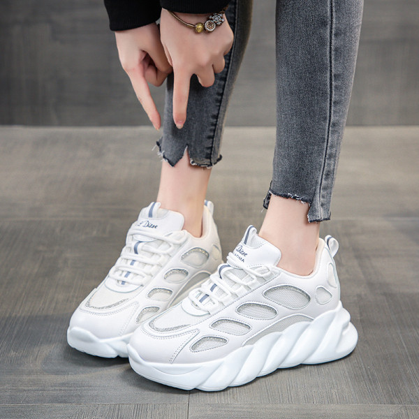 Adidași moderni de damă cu talpă aspră și șireturi