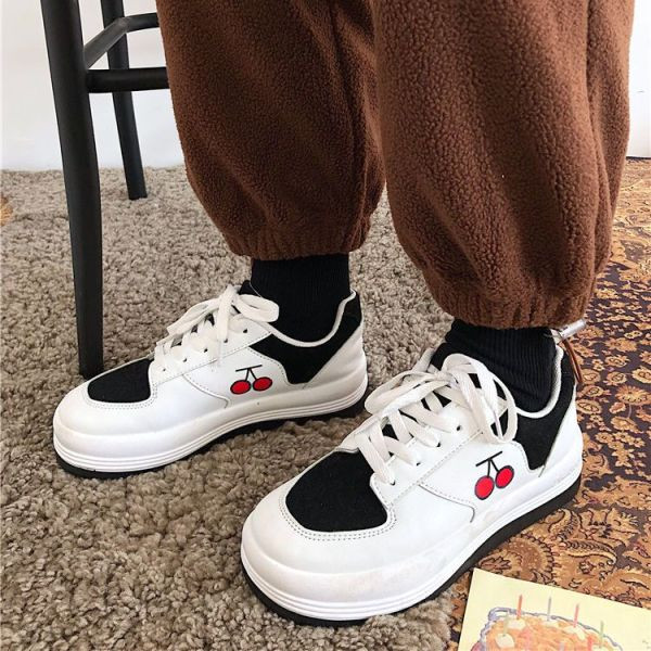 Must-valged vabaaja naiste tossud