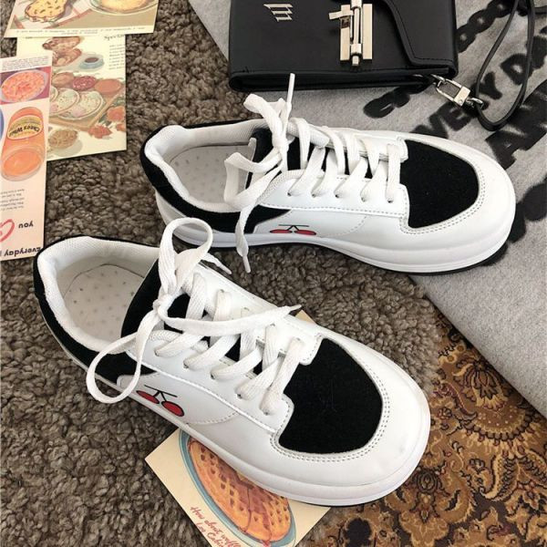 Must-valged vabaaja naiste tossud