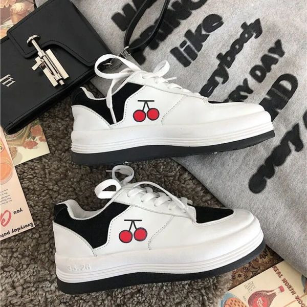 Must-valged vabaaja naiste tossud