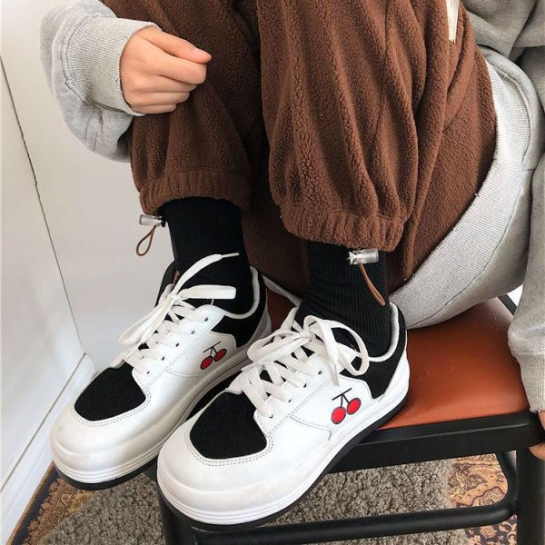 Must-valged vabaaja naiste tossud