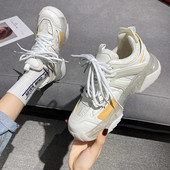 Γυναικεία αθλητικά παπούτσια σε λευκό και μαύρο χρώμα με κορδόνια και τραχιά σόλα