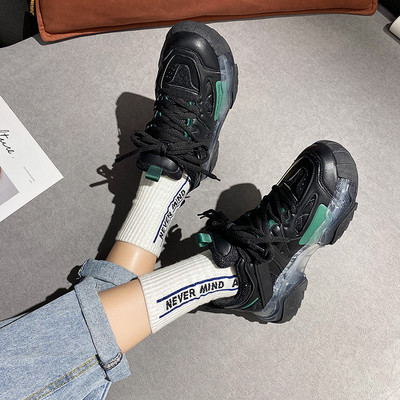 Γυναικεία αθλητικά παπούτσια σε λευκό και μαύρο χρώμα με κορδόνια και τραχιά σόλα