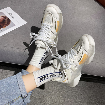 Γυναικεία αθλητικά παπούτσια σε λευκό και μαύρο χρώμα με κορδόνια και τραχιά σόλα