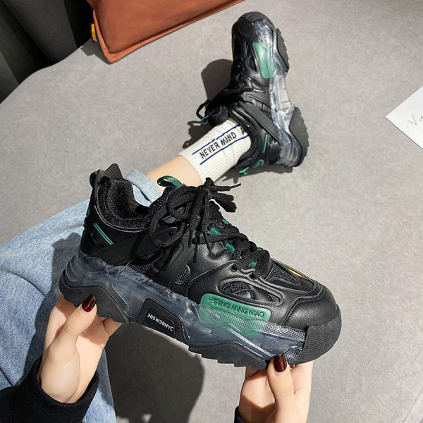 Γυναικεία αθλητικά παπούτσια σε λευκό και μαύρο χρώμα με κορδόνια και τραχιά σόλα