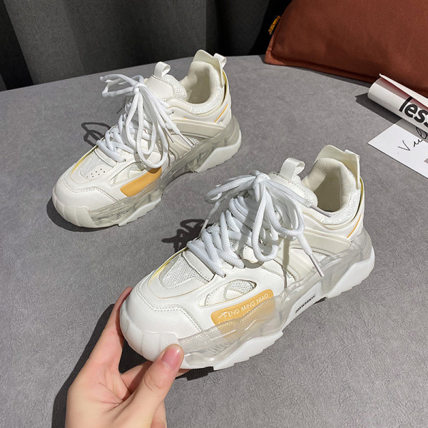 Γυναικεία αθλητικά παπούτσια σε λευκό και μαύρο χρώμα με κορδόνια και τραχιά σόλα