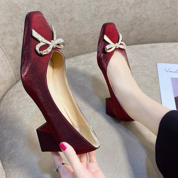 Novi model ženskih cipela na špic sa trakom - visina pete 4,5 cm