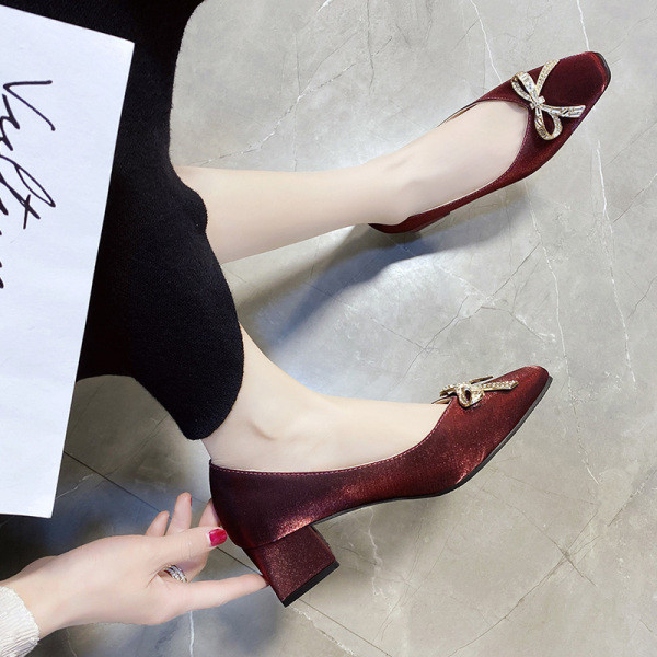 Novi model ženskih cipela na špic sa trakom - visina pete 4,5 cm