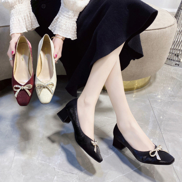 Novi model ženskih cipela na špic sa trakom - visina pete 4,5 cm