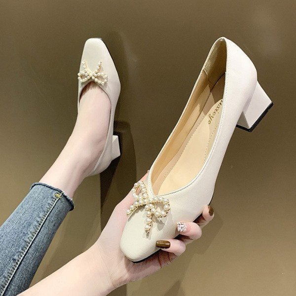 Γυναικεία casual παπούτσια κατασκευασμένα από faux δέρμα με πέρλες