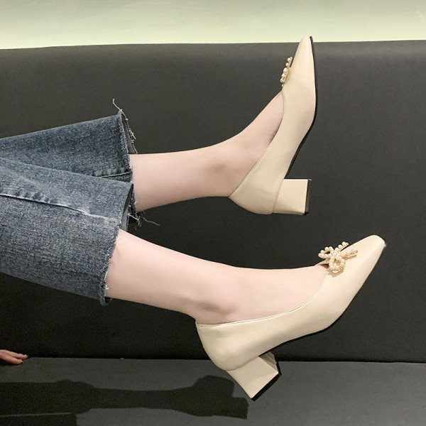 Γυναικεία casual παπούτσια κατασκευασμένα από faux δέρμα με πέρλες