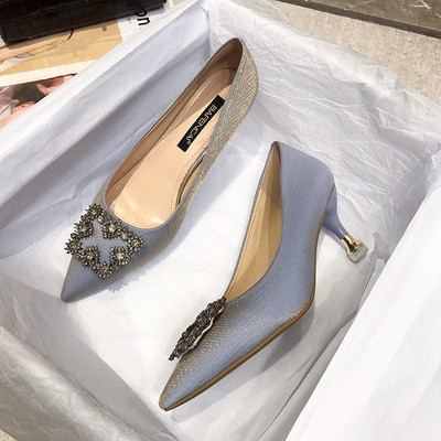 Γυναικεία μοντέρνα παπούτσια με αγκράφα και τακούνι 5,5 cm