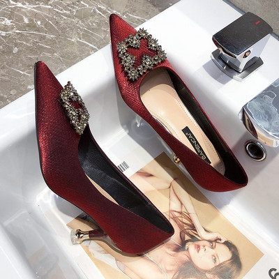 Γυναικεία μοντέρνα παπούτσια με αγκράφα και τακούνι 5,5 cm