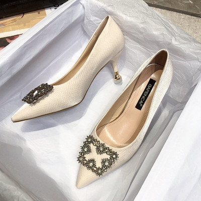 Γυναικεία μοντέρνα παπούτσια με αγκράφα και τακούνι 5,5 cm