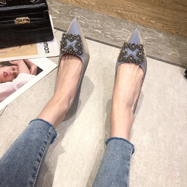 Γυναικεία μοντέρνα παπούτσια με αγκράφα και τακούνι 5,5 cm