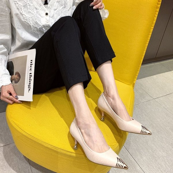 Μυτερό μοντέλο  γυναικεία παποπούτσια  με γυαλιστερό εφέ  και τακούνι 5 cm