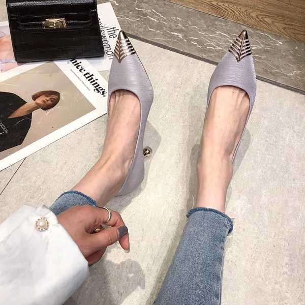 Μυτερό μοντέλο  γυναικεία παποπούτσια  με γυαλιστερό εφέ  και τακούνι 5 cm