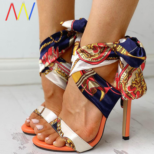 Naiste kõrge kontsaga sandaalid satiinist rihmadega