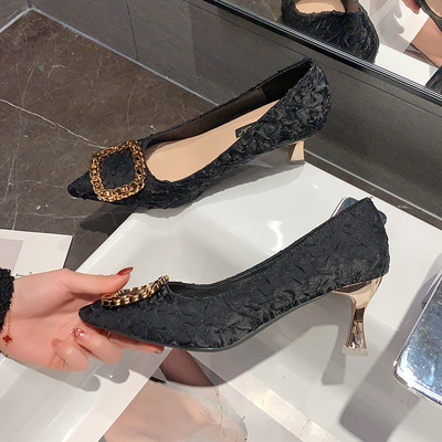 Μοντέρνα γυναικεία παπούτσια με μεταλλική αγκράφα και 7 εκατοστά λεπτό τακούνι