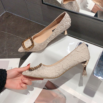 Μοντέρνα γυναικεία παπούτσια με μεταλλική αγκράφα και 7 εκατοστά λεπτό τακούνι