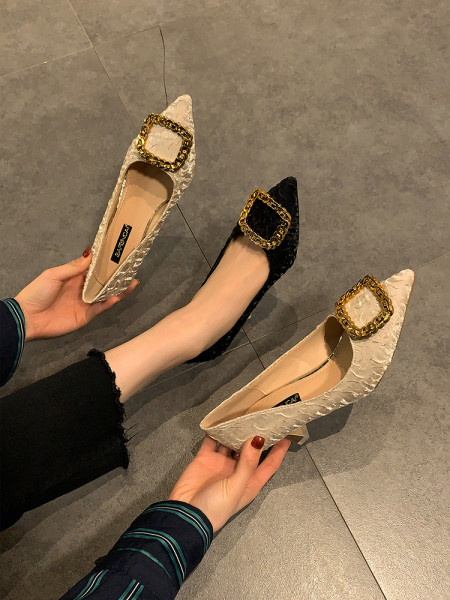 Μοντέρνα γυναικεία παπούτσια με μεταλλική αγκράφα και 7 εκατοστά λεπτό τακούνι