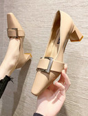 Γυναικεία casual παπούτσια με χοντρά τακούνια και μεταλλική αγκράφα