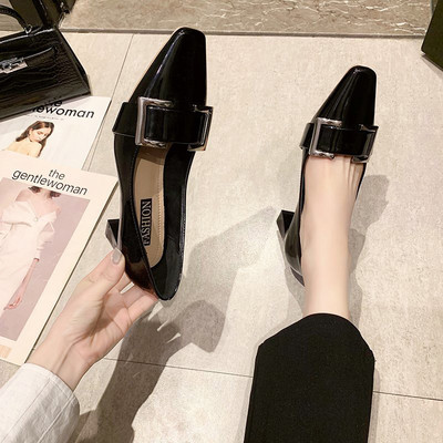 Γυναικεία casual παπούτσια με χοντρά τακούνια και μεταλλική αγκράφα