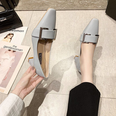 Γυναικεία casual παπούτσια με χοντρά τακούνια και μεταλλική αγκράφα