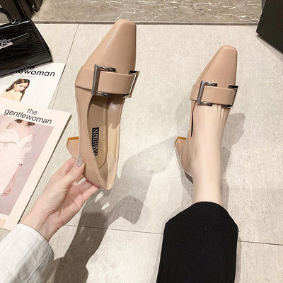 Γυναικεία casual παπούτσια με χοντρά τακούνια και μεταλλική αγκράφα