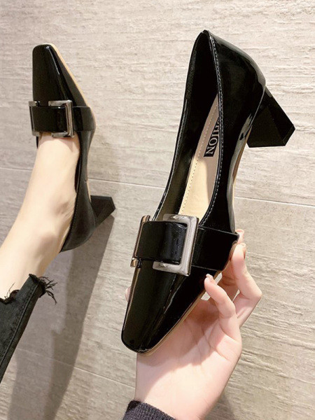 Γυναικεία casual παπούτσια με χοντρά τακούνια και μεταλλική αγκράφα