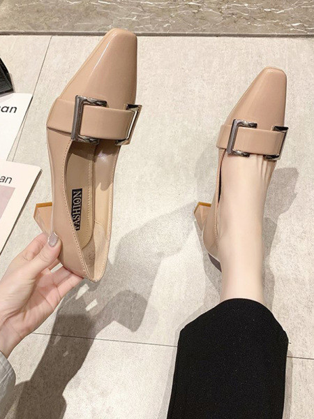 Γυναικεία casual παπούτσια με χοντρά τακούνια και μεταλλική αγκράφα