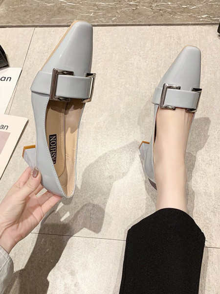 Γυναικεία casual παπούτσια με χοντρά τακούνια και μεταλλική αγκράφα