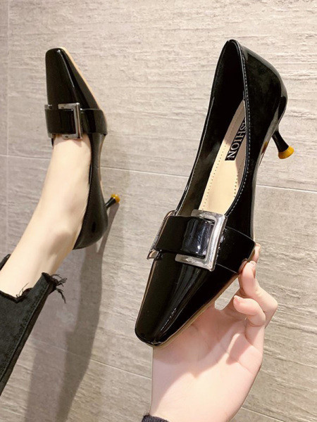 Νέο μοντέλο γυναικεία παπούτσια από δέρμα faux με μεταλλική αγκράφα