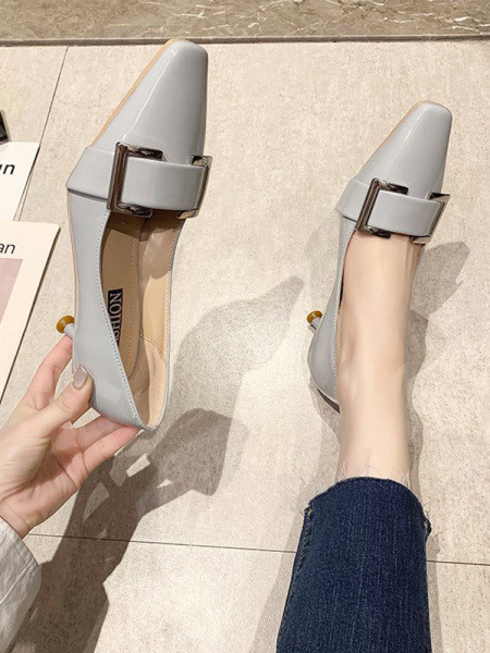 Νέο μοντέλο γυναικεία παπούτσια από δέρμα faux με μεταλλική αγκράφα