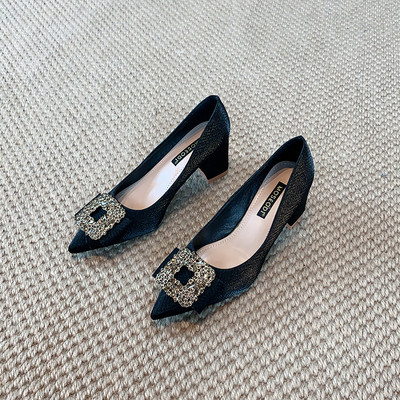 Γυναικεία παπούτσια με τακούνι και αγκράφα πάχους 7 cm