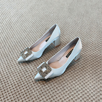 Γυναικεία παπούτσια με τακούνι και αγκράφα πάχους 7 cm