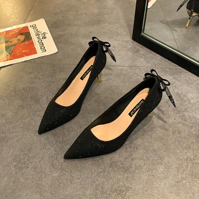 Κομψά γυναικεία παπούτσια με κορδέλα και γυαλιστερό εφέ