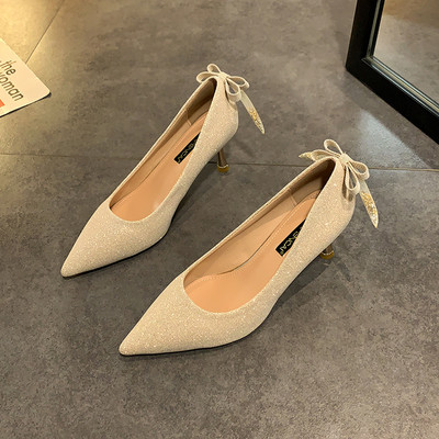 Κομψά γυναικεία παπούτσια με κορδέλα και γυαλιστερό εφέ