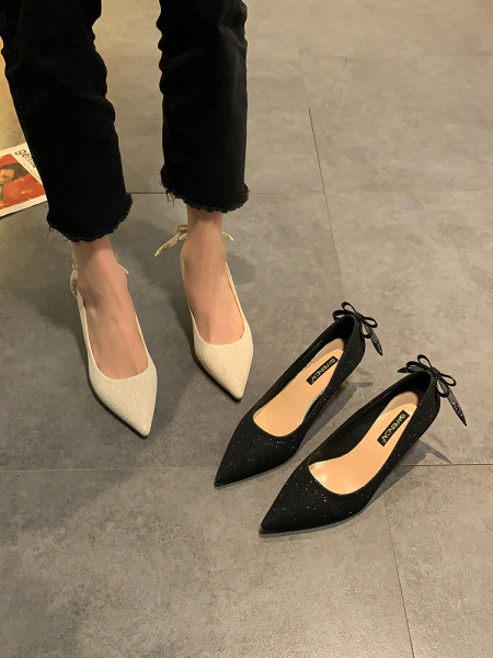 Κομψά γυναικεία παπούτσια με κορδέλα και γυαλιστερό εφέ