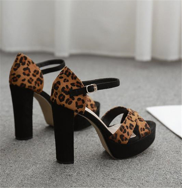 Γυναικεία καστόρινα σανδάλια με ψηλό τακούνι και άνιμαλ πριντ