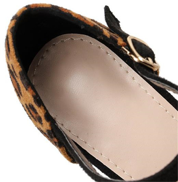 Γυναικεία καστόρινα σανδάλια με ψηλό τακούνι και άνιμαλ πριντ