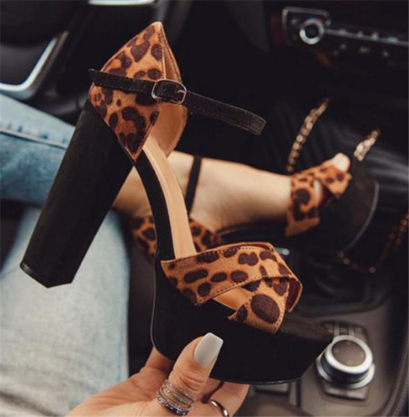 Γυναικεία καστόρινα σανδάλια με ψηλό τακούνι και άνιμαλ πριντ