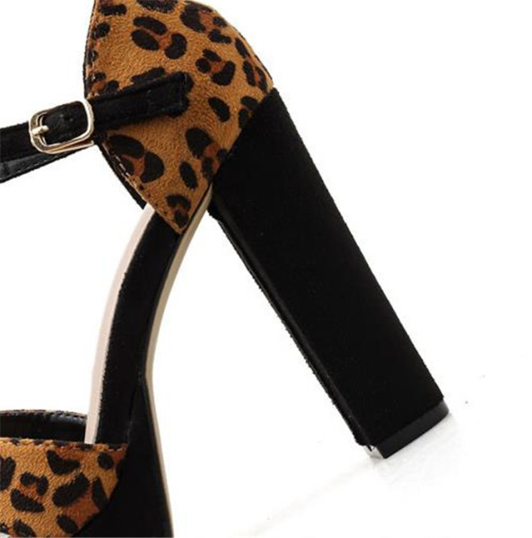 Γυναικεία καστόρινα σανδάλια με ψηλό τακούνι και άνιμαλ πριντ